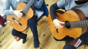 ���t�Ŋy���ރN���V�b�N�M�^�[