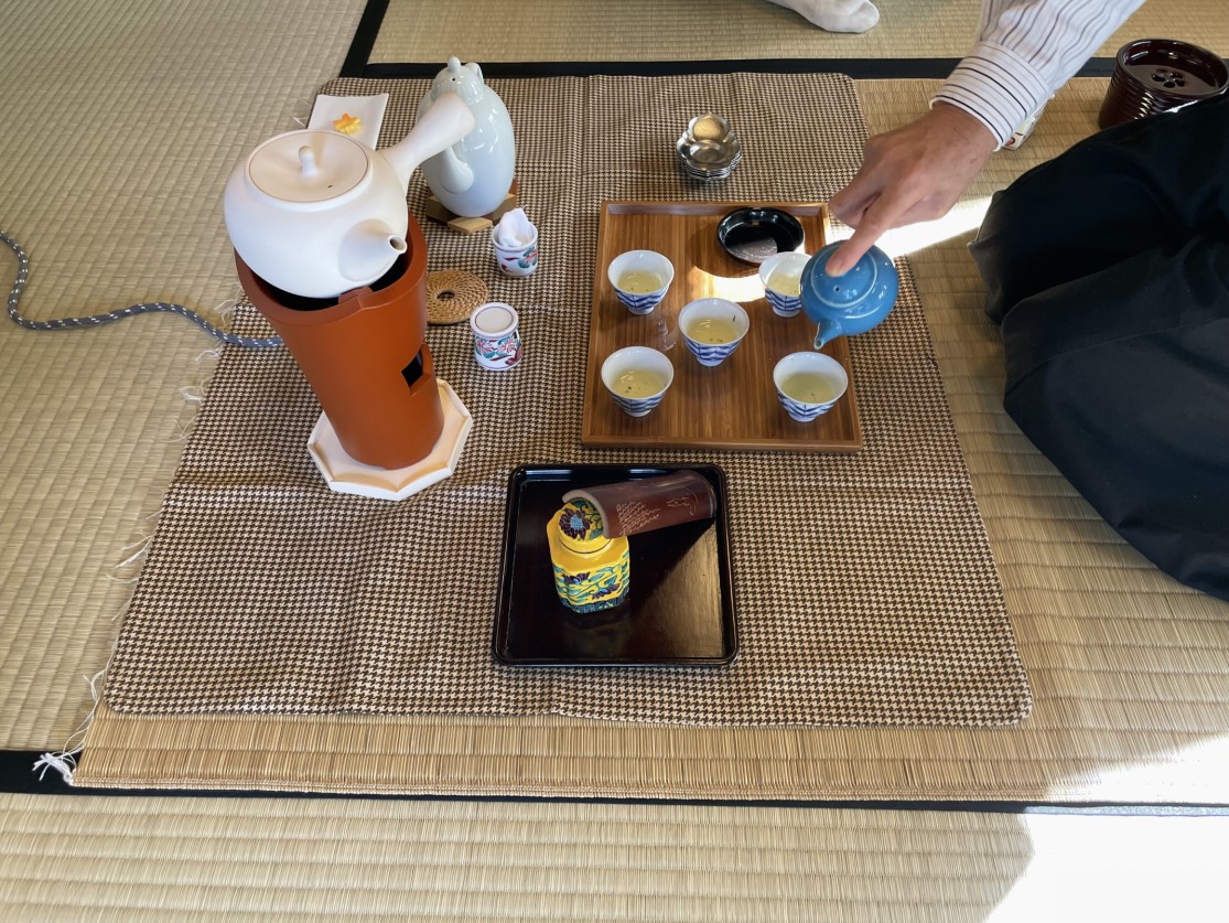 �y4�����z�������E���~��